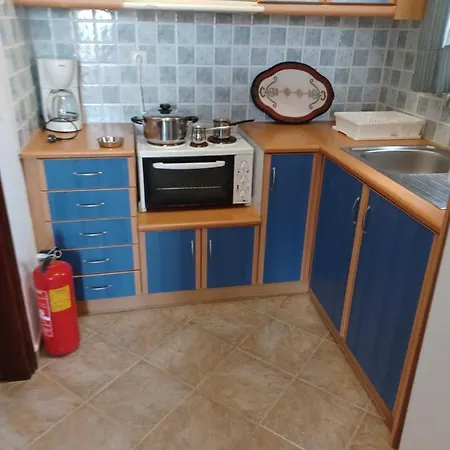 Lalarous & Πανσιόν Σκύρος