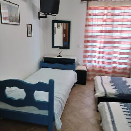 Πανσιόν Lalarous & Σκύρος