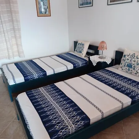 Lalarous & Guest house *