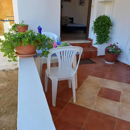 Lalarous & Guest house *