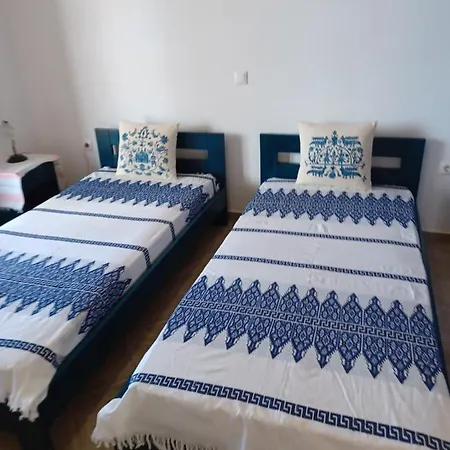 Πανσιόν Lalarous &