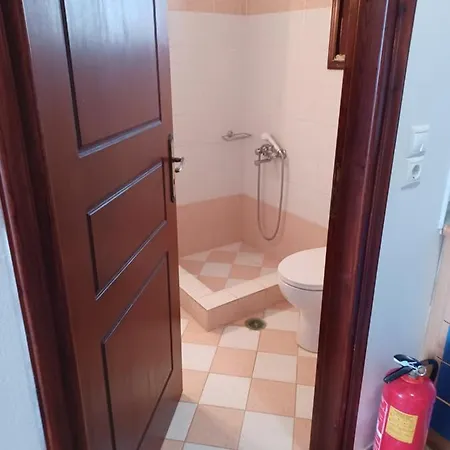 Lalarous & Πανσιόν 4*